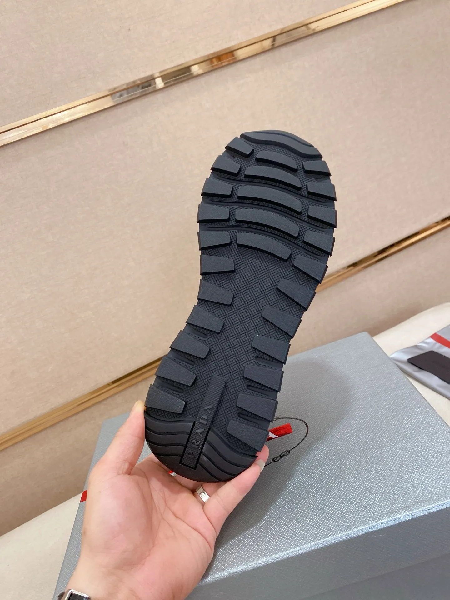 Factory price 540💰 ✔️✔️✔️High version High-quality new PRADA counters are on the market at the same time. The new men's shoes and 😘fabrics are selected from imported first-layer cowhide and are made by pure handcrafts. Lining: Full cowhide lining. 👍🏿 High-end ☄️ air-cushion molded anti-slip rubber outsole, exquisite lines, simple and elegant, comfortable and high-end for leisure travel. Code number: 38 to 44